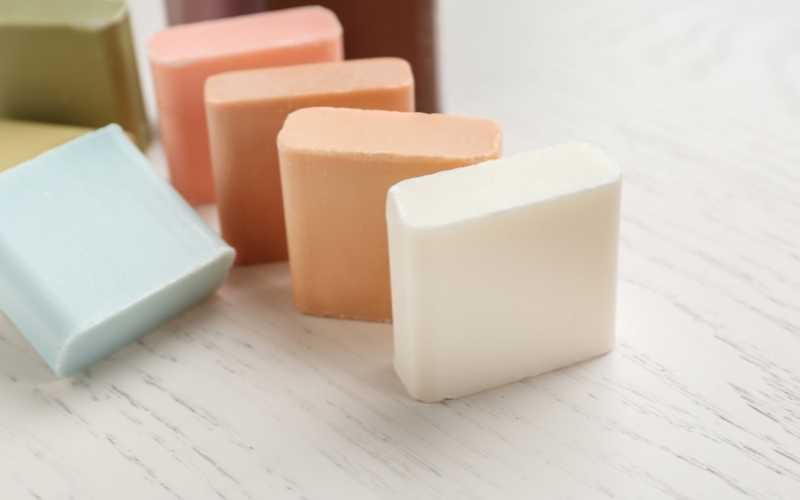 savon-saponifiés-a-froid-colorés-naturellement-maison